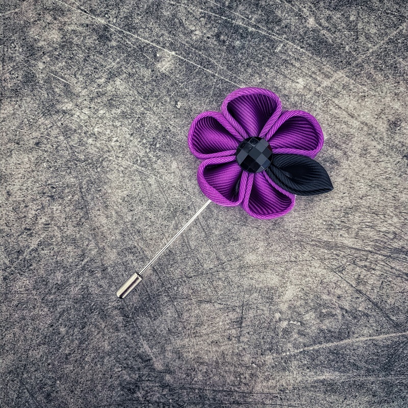 Fialovo - černá brož Arrow Color