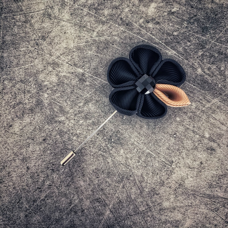 Černo - béžová brož Arrow Color