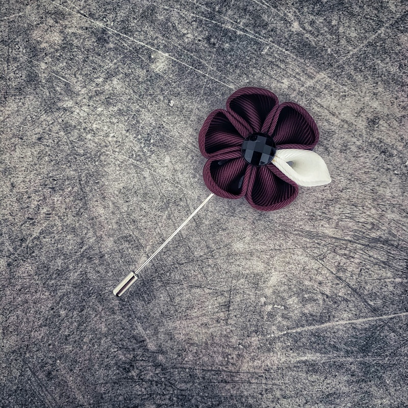 Vínovo - bílá brož Arrow Color