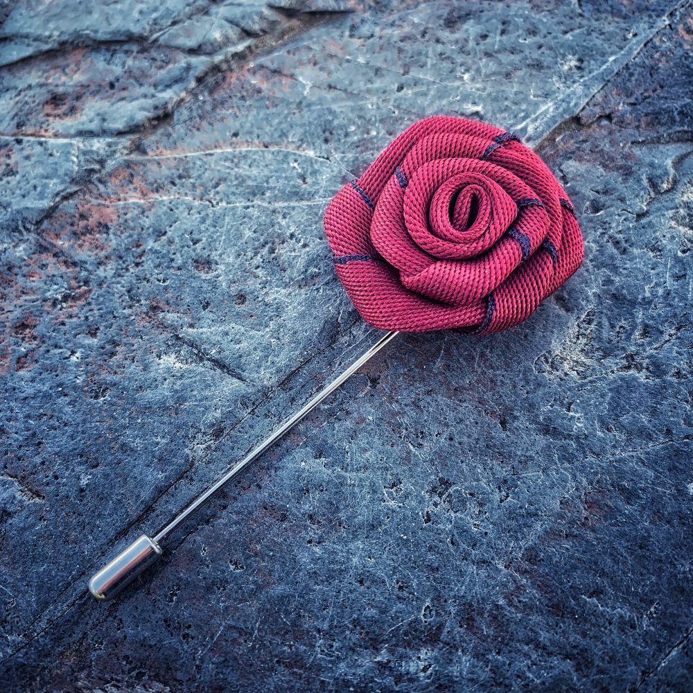 Červená brož Květina stripe 