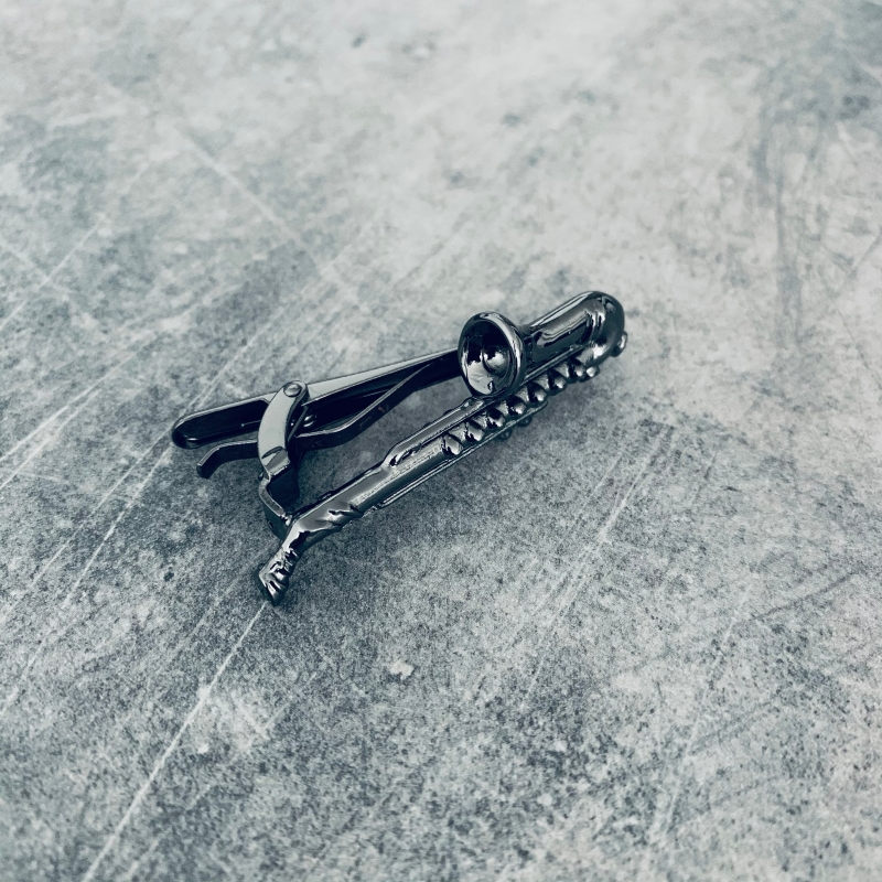 Šedá spona na kravatu Saxofon 