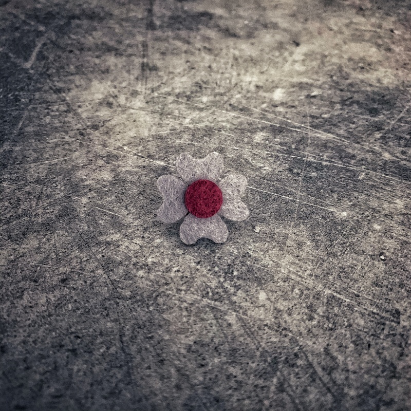 Šedo - rudá brož Čtyřlístek Plsť