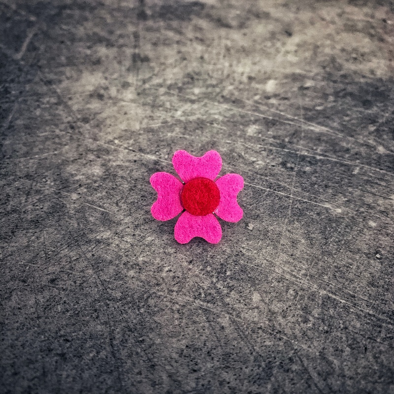 Růžovo - červená brož Čtyřlístek Plsť