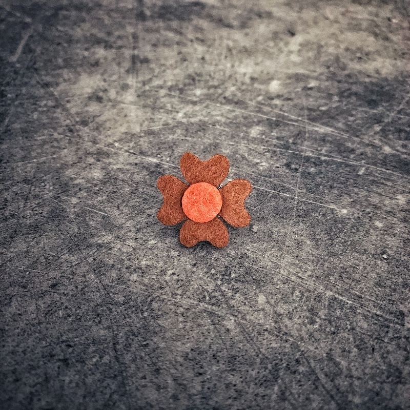 Hnědo - oranžová brož Čtyřlístek Plsť