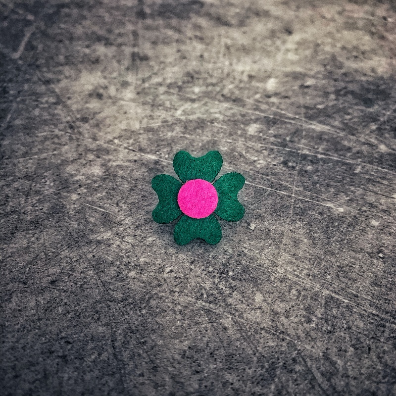 Zeleno - růžová brož Čtyřlístek Plsť