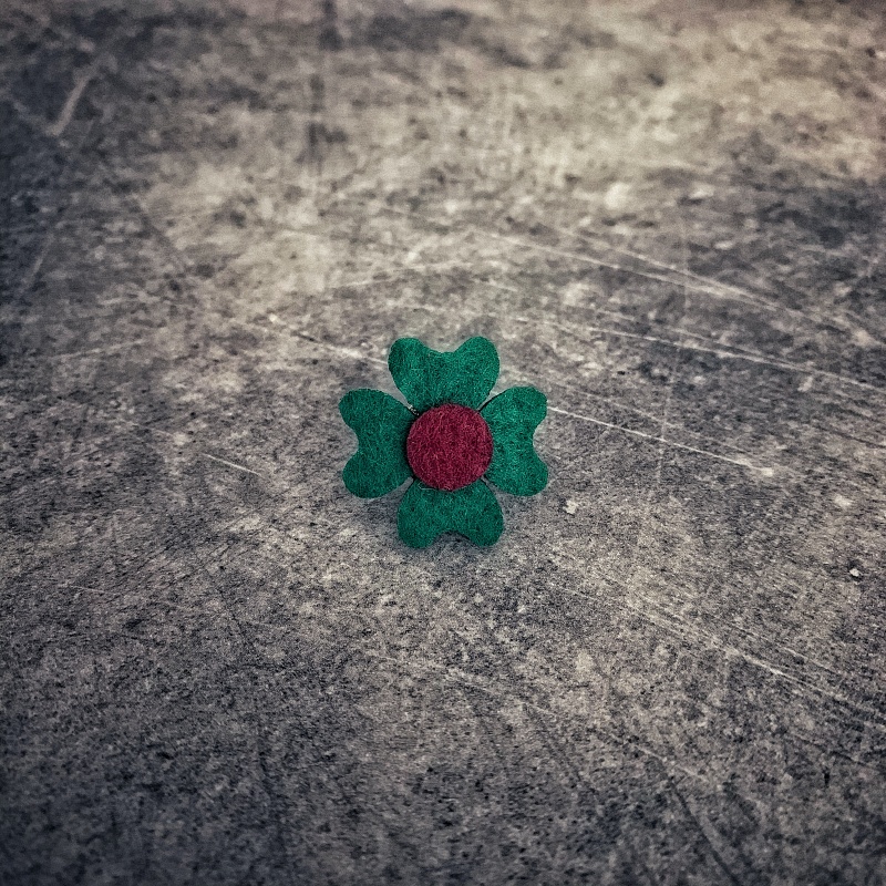 Zeleno - rudá brož Čtyřlístek Plsť