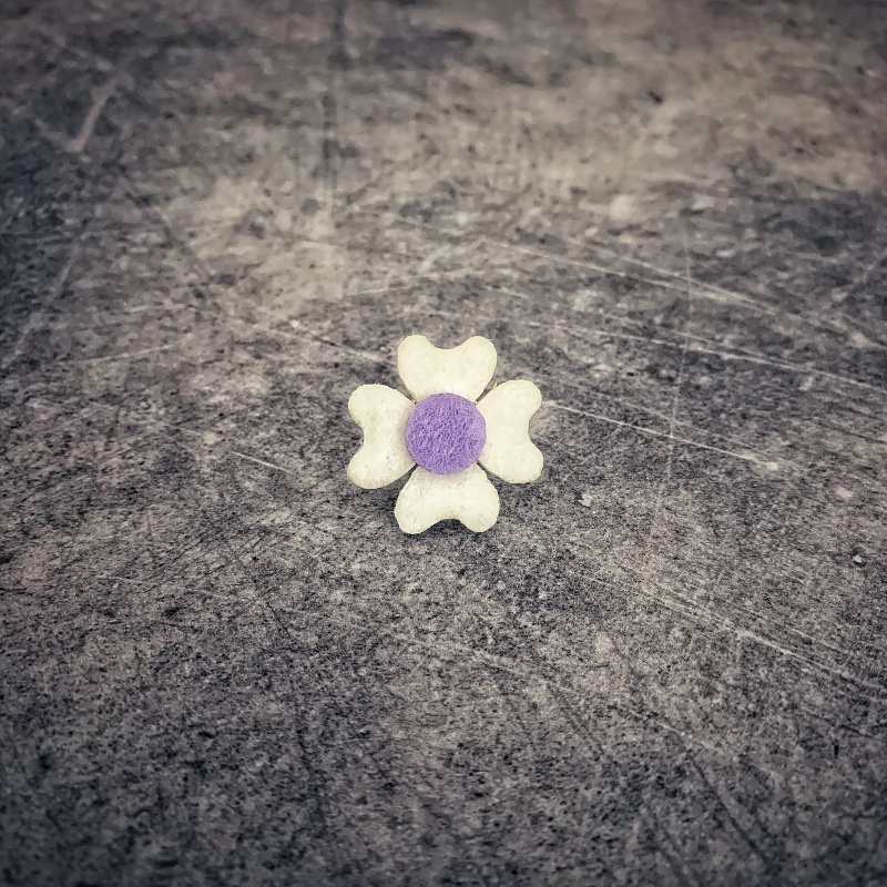 Bílo - fialová brož Čtyřlístek Plsť