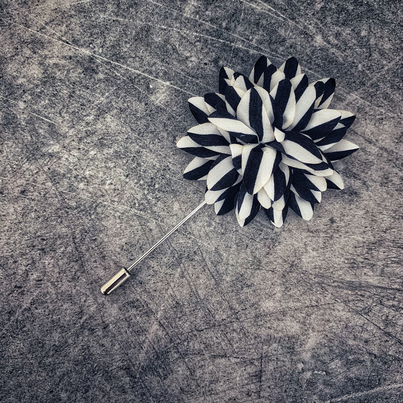 Černo - bílá brož Květina 