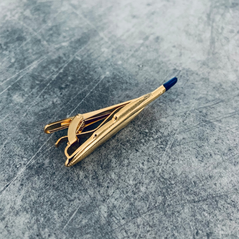 Zlatá spona na kravatu Brk na psaní 