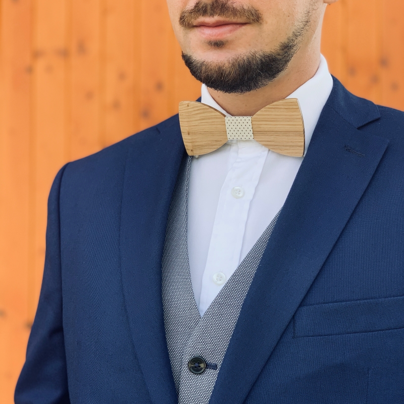 Dřevěný pánský motýlek Classic Dot jasan