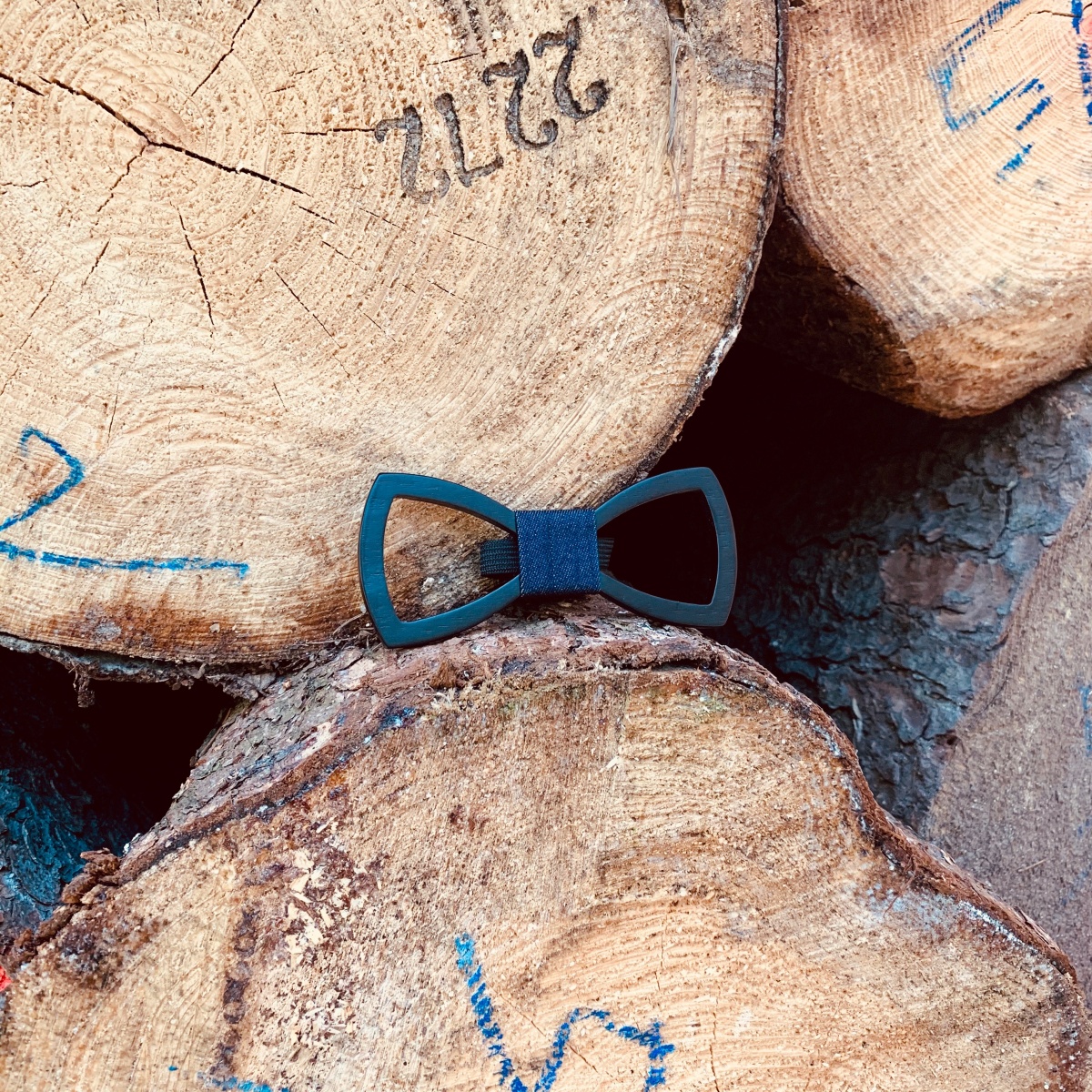 Dřevěný pánský motýlek Mahoosive černá Vrtule - denim 