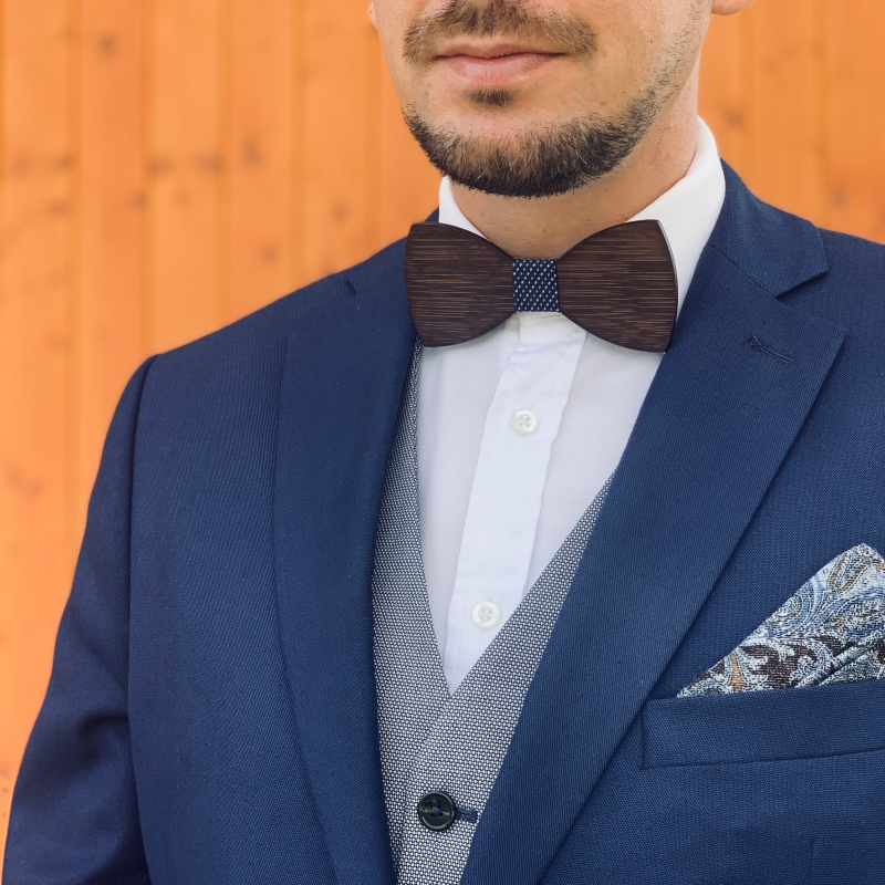 Dřevěný pánský motýlek Mahoosive Classic Blue stripes