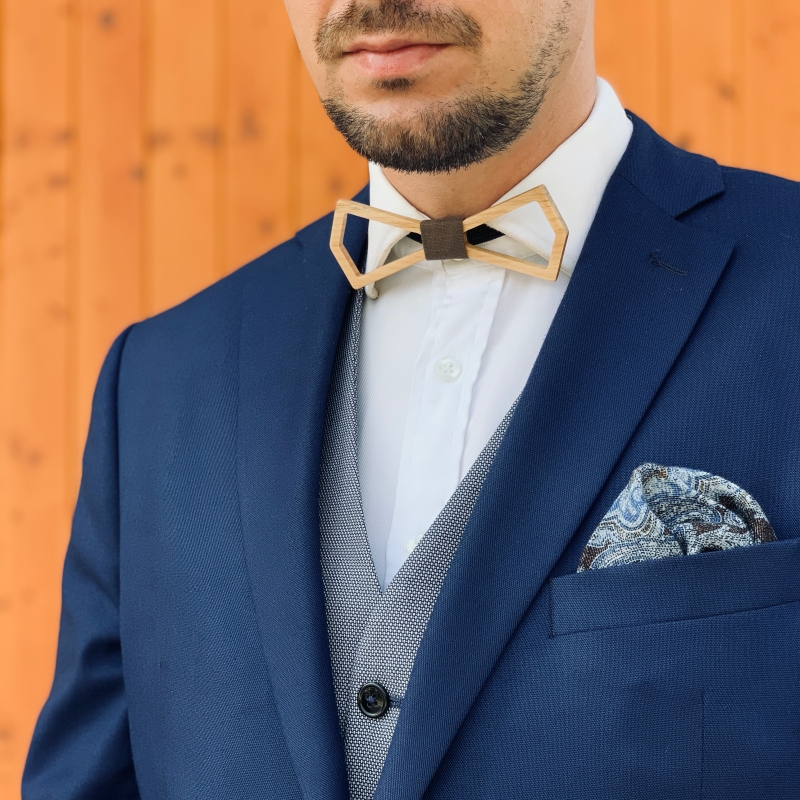 Dřevěný pánský motýlek Mahoosive Vrtulka - hnědá 