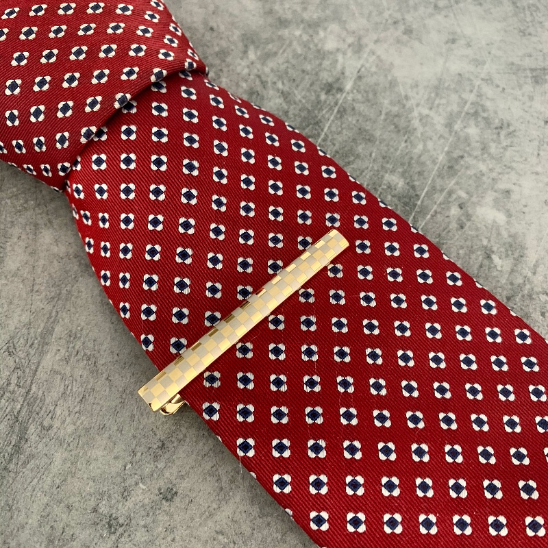 Zlatý set - spona na kravatu a manžetové knoflíčky Šachovnice 