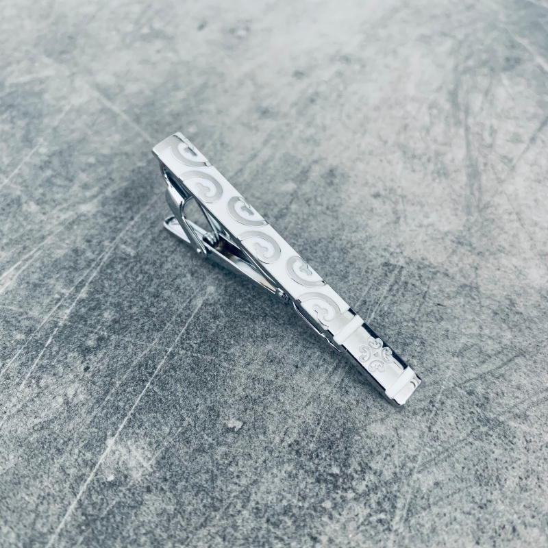 Stříbrno - bílá spona na kravatu Flower ornament