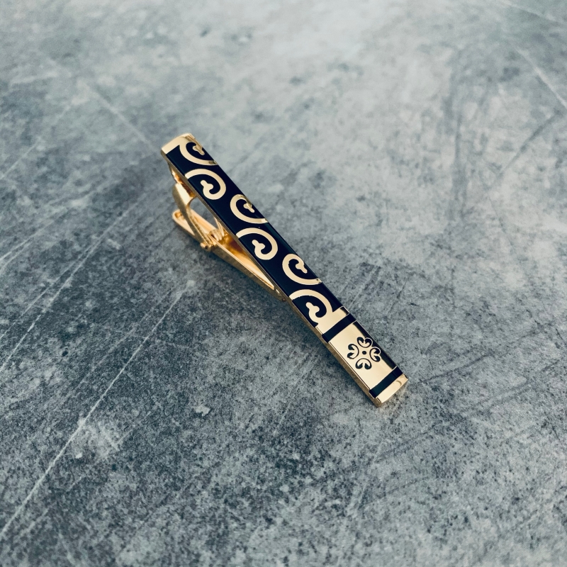 Zlato - černá spona na kravatu Flower ornament