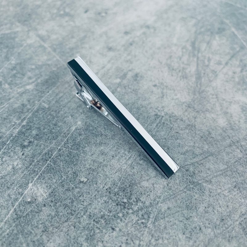 Stříbrno - černá spona na kravatu 50 - 50