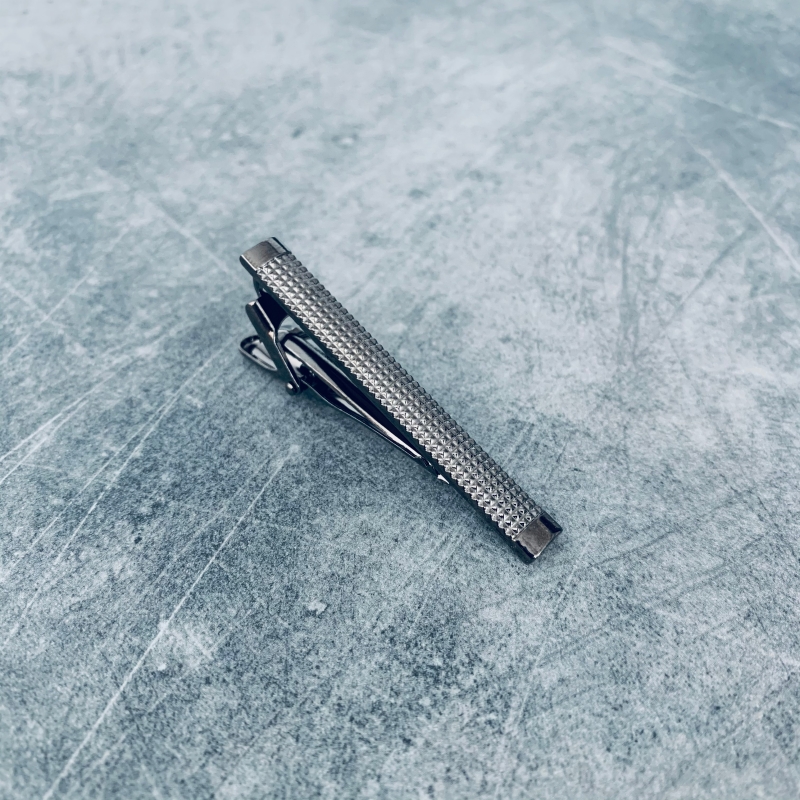 Šedá spona na kravatu Raw 