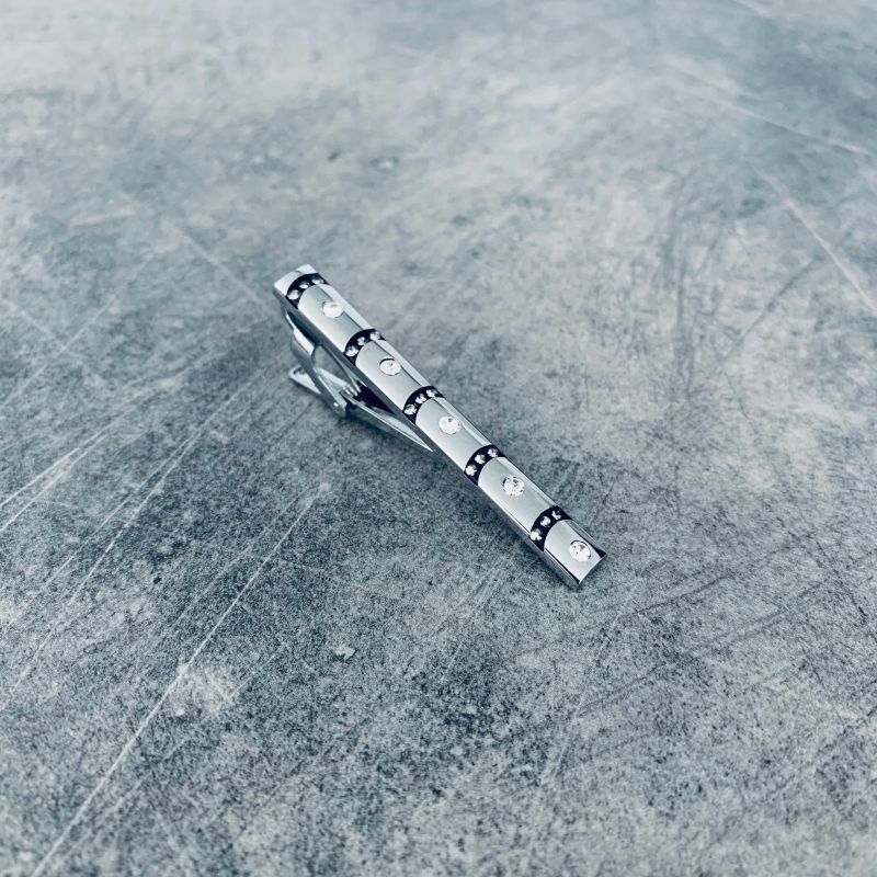 Černo - stříbrná spona na kravatu 5 crystal