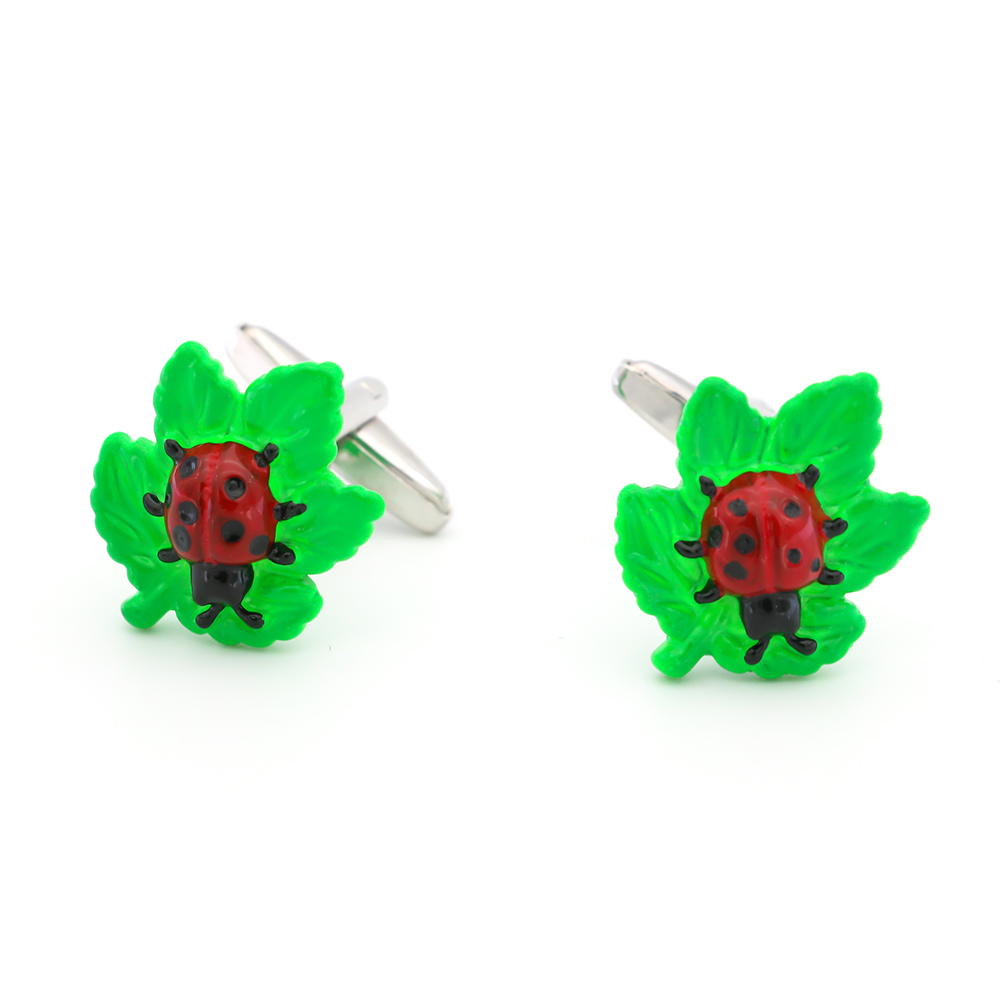 Manžetové knoflíčky Beruška na listu 