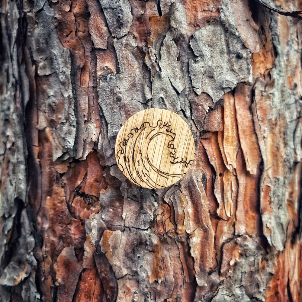 Dřevěná brož Vlna I.