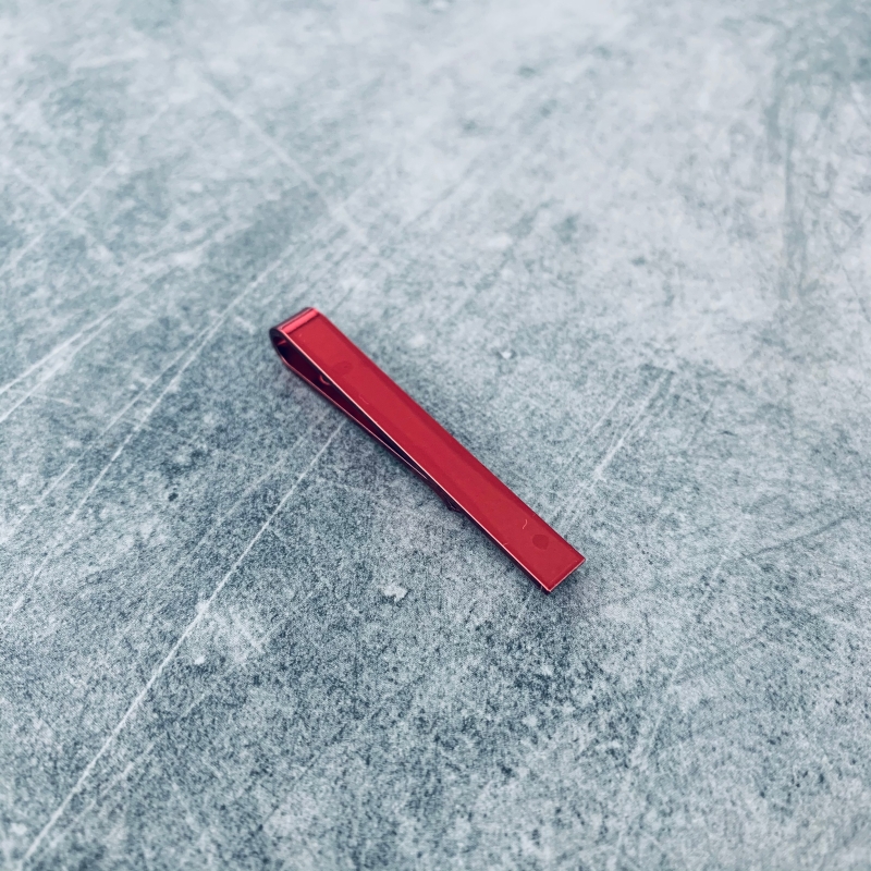 Červená spona na kravatu Medium clip 