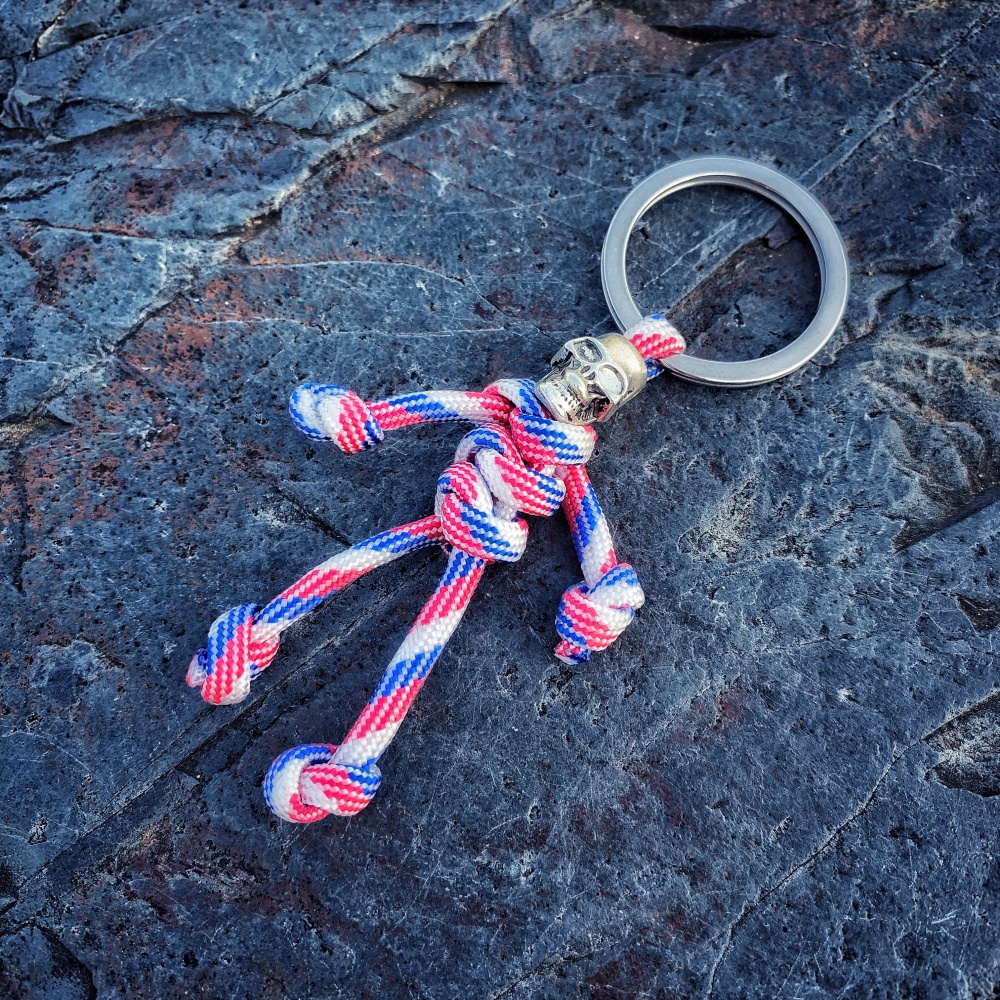 Červeno - bílo - modrá klíčenka Kostlivec 