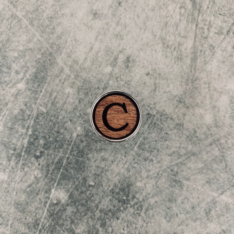 Dřevěné manžetoví knoflíčky Wood Iniciál C