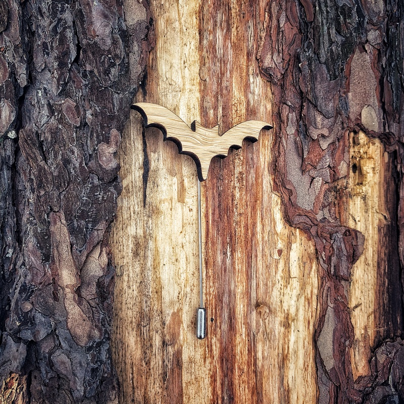 Dřevěná brož Netopýr