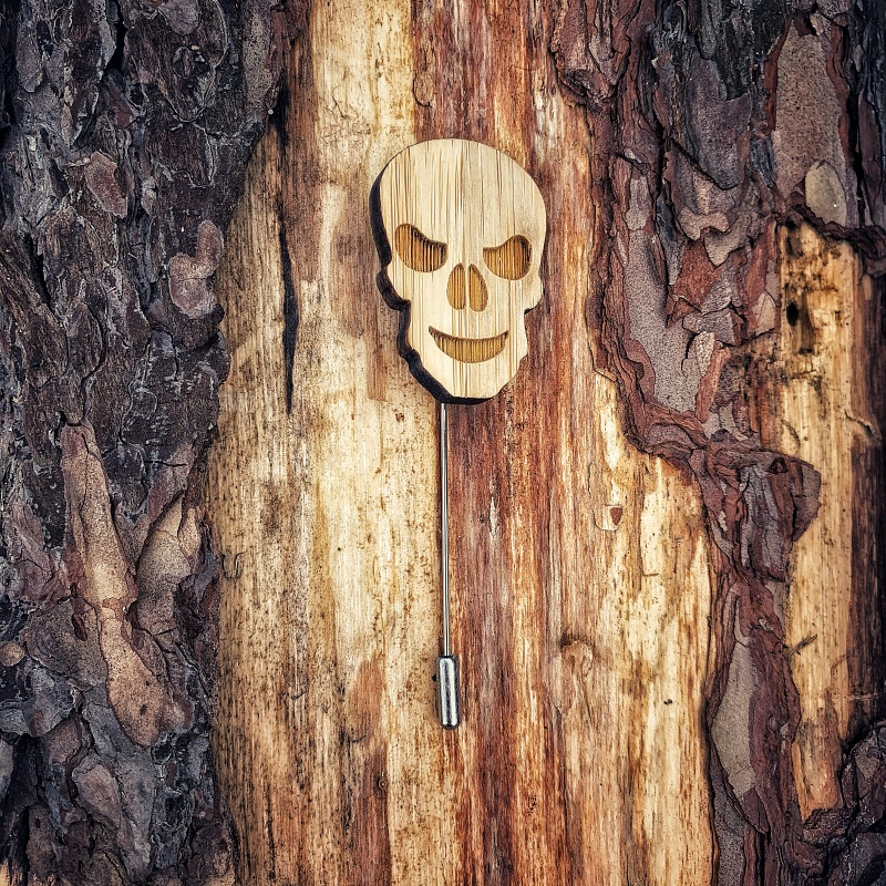 Dřevěná brož Lebka 