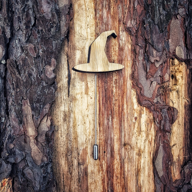 Dřevěná brož Čarodějnický klobouk 