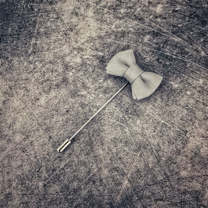 Šedá brož Motýlek