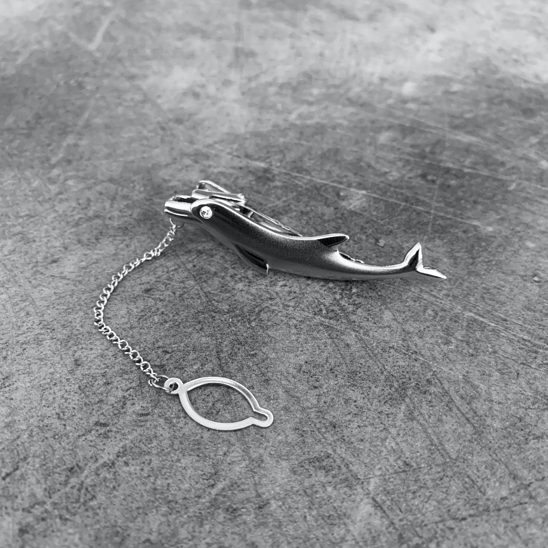 Stříbrná spona na kravatu Delfín