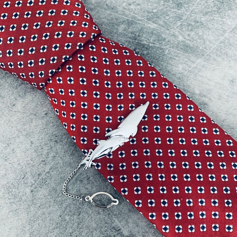 Stříbrná spona na kravatu Delfíni