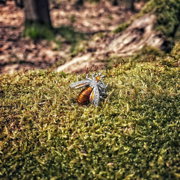 Brož Včelka s krystaly 