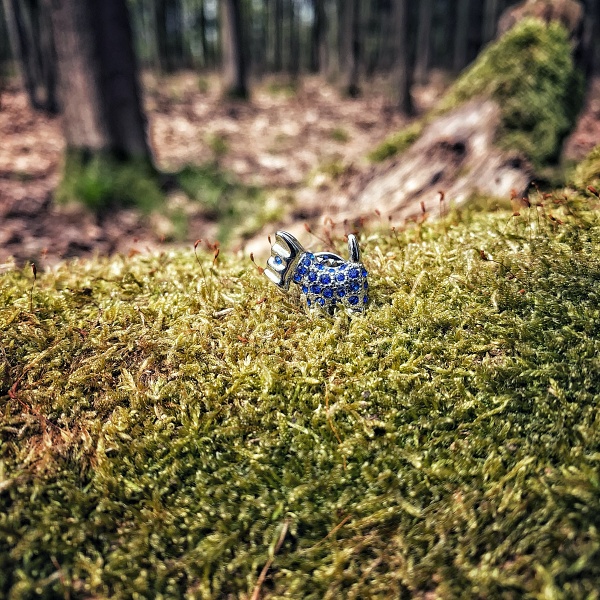 Brož Pes s krystaly 