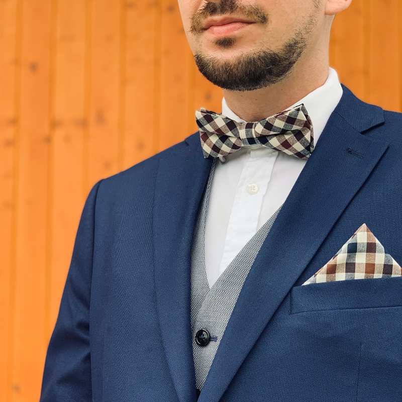 Modro - hnědý set kravata, motýlek a kapesník Kostky