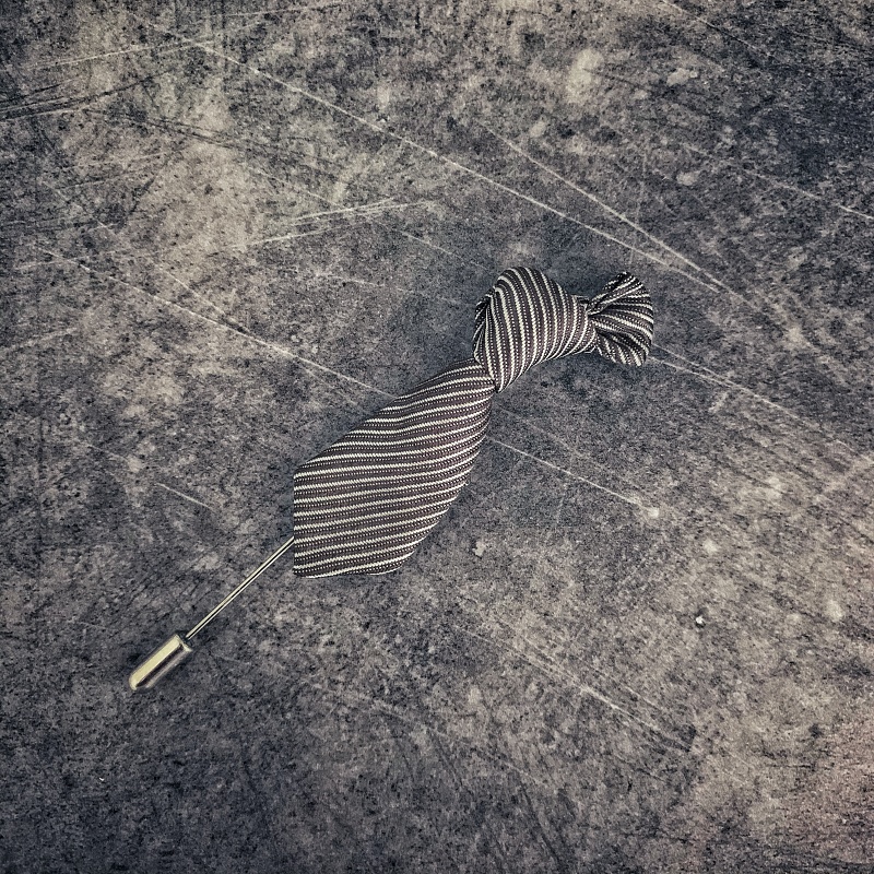 Černo - stříbrná brož Kravata stripe 