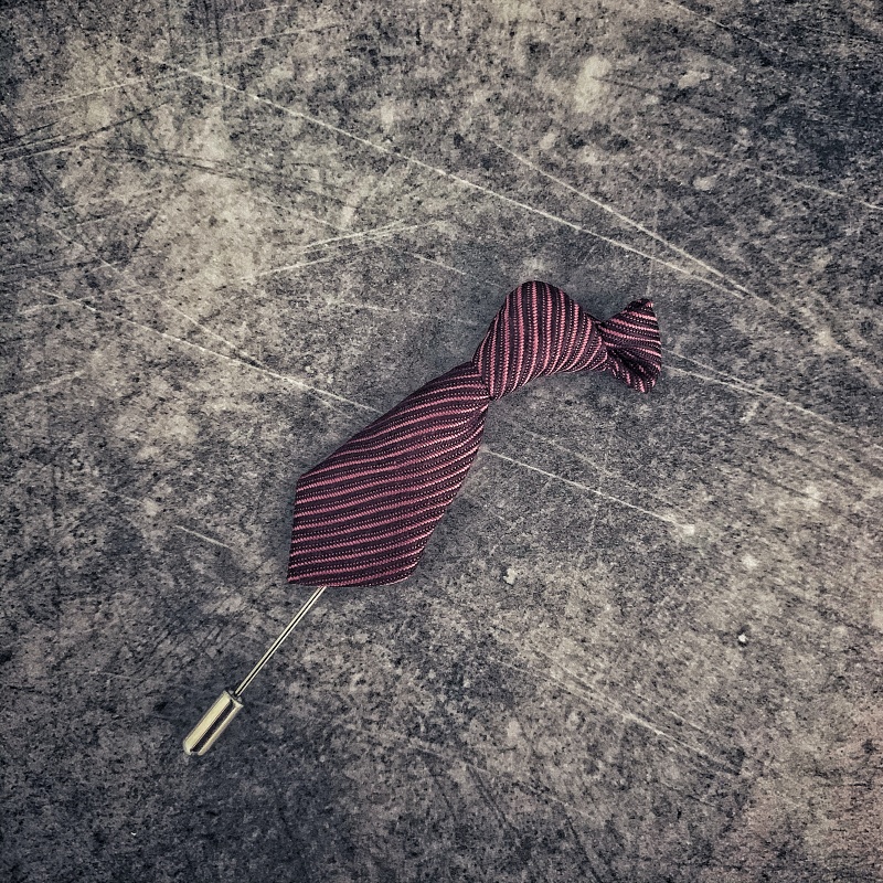 Černo - růžová brož Kravata stripe 