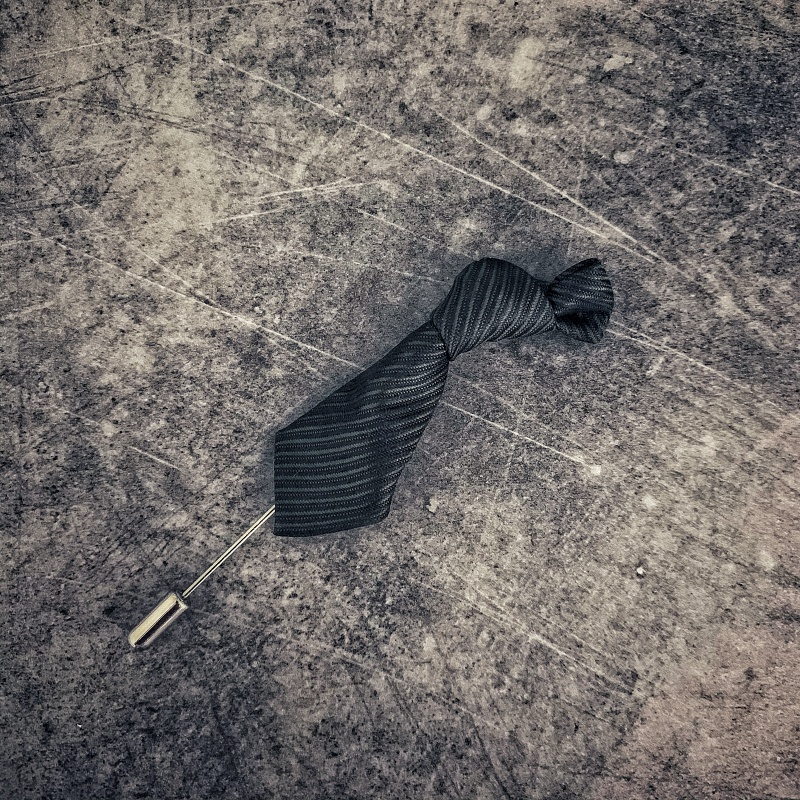 Černo - zelená brož Kravata stripe 