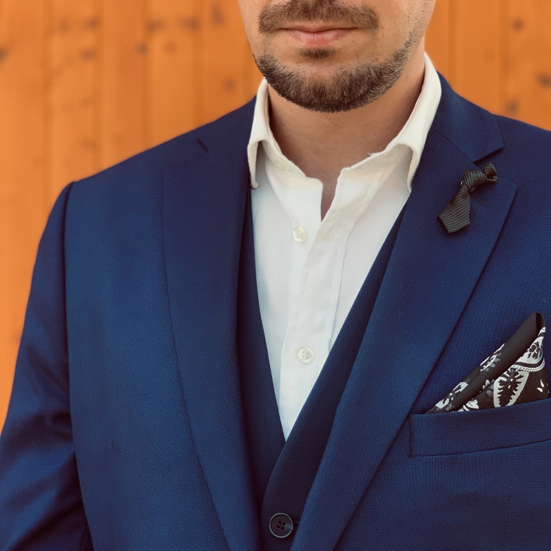 Černo - modrá brož Kravata stripe 