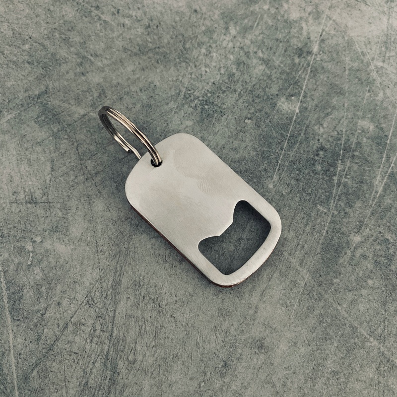 Dřevěná klíčenka Gentleman s otvírákem na pivo 