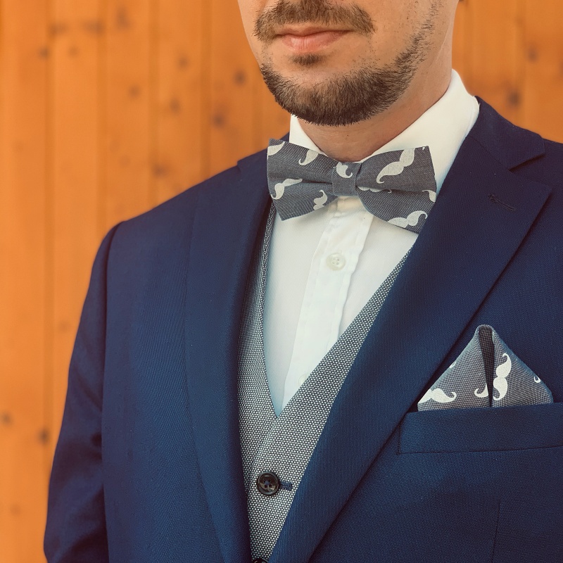 Modrý set kravata, motýlek a kapesník Knír 