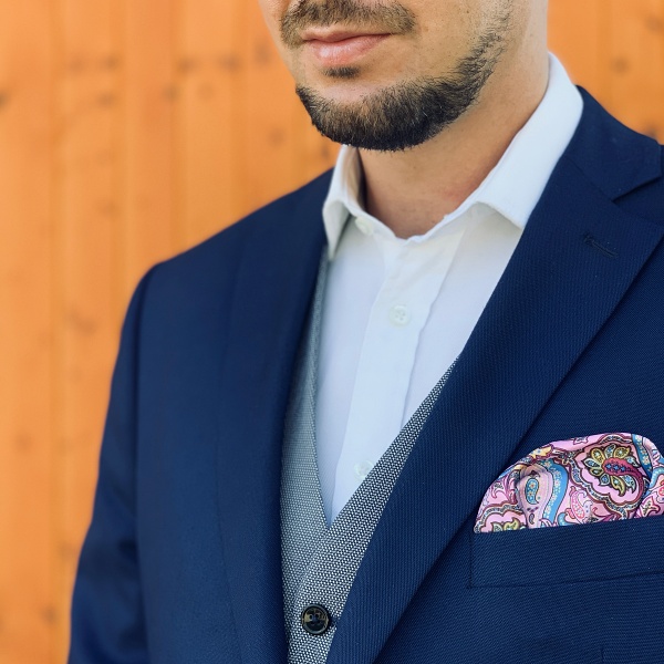 Růžový kapesník do saka Paisley 
