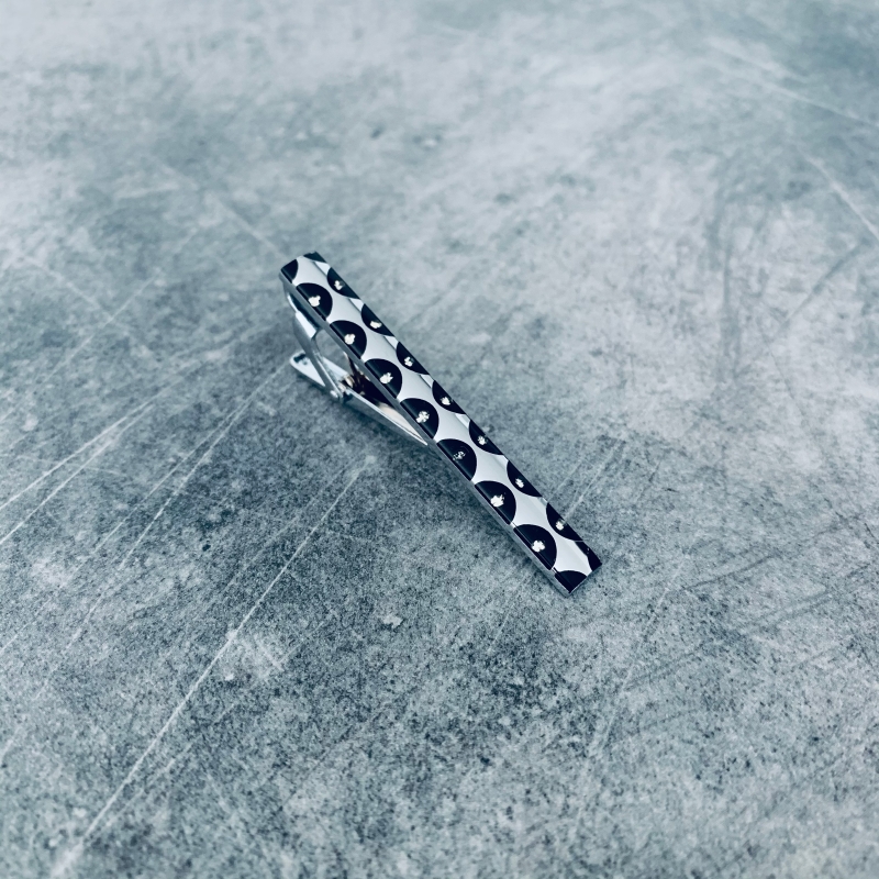 Stříbrno - černá spona na kravatu Semicircle