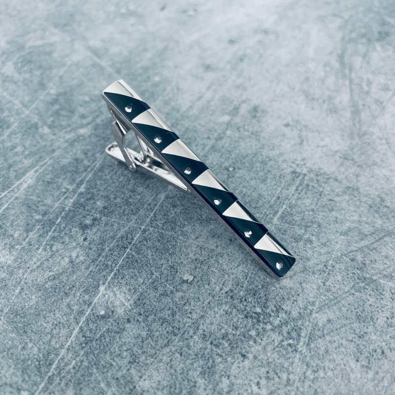 Stříbrno - černá spona na kravatu Triangle 