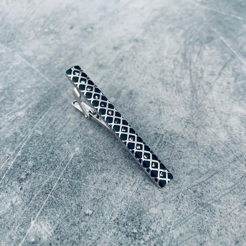 Stříbrno - černá spona na kravatu Grid