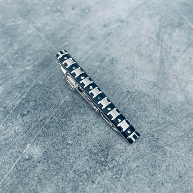 Stříbrno - černá spona na kravatu Film 