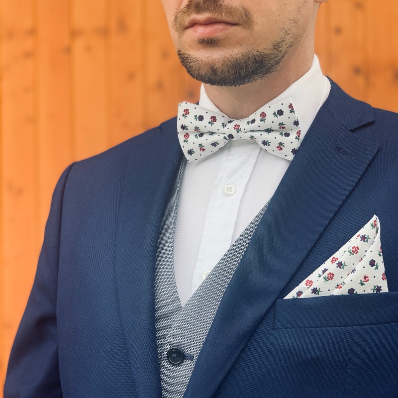 Bílý set kravata, motýlek a kapesník Flower 