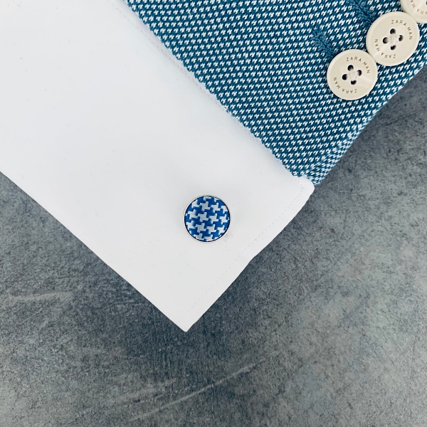 Světle modrý set Houndstooth - kravata, kapesník a manžetové knoflíčky + brož